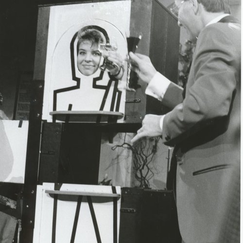 Majestät ohne Mitte: Die Bergsträßer Weinkönigin Sandra Engelhard wird zerteilt in der Fernsehsendung 